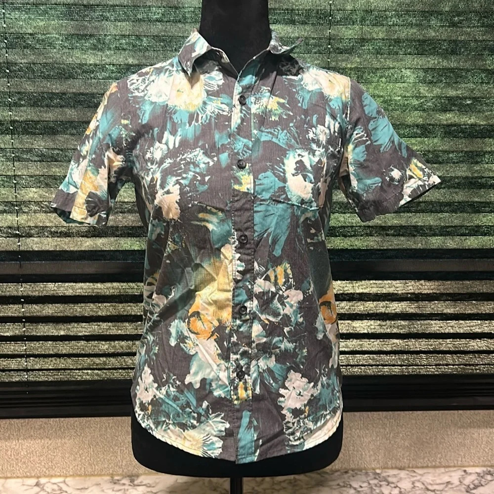 O’Neill Boys Standard Tropical Floral Print Short Sleeve Button Front Shirt Med